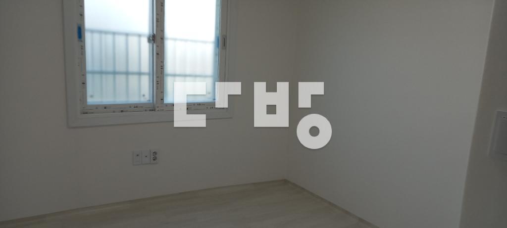 새로 리모델링된 화장실 3개, 방이 3개인 남향의 깔끔한 포룸을 소개함 – pohled 5