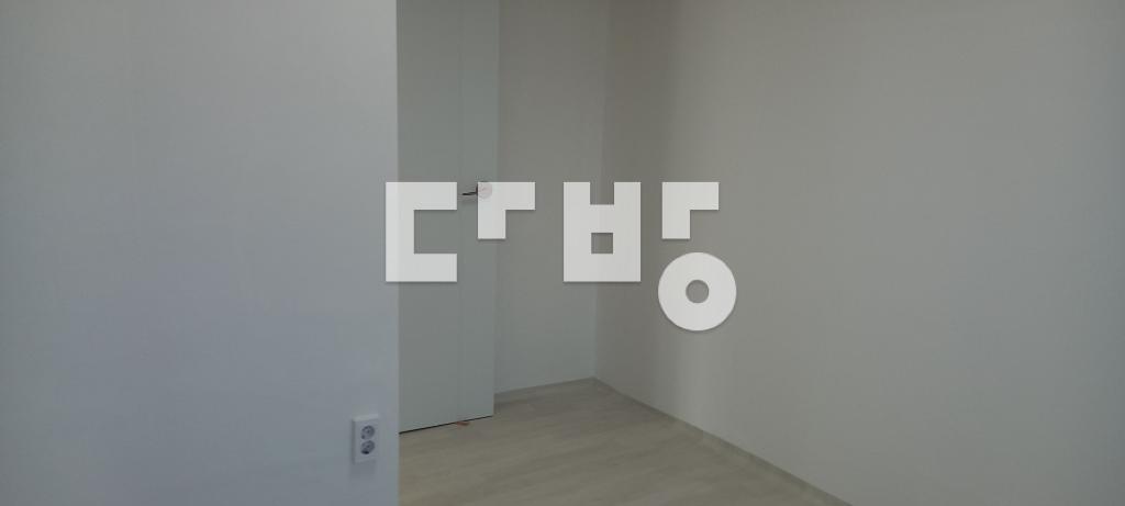 새로 리모델링된 화장실 3개, 방이 3개인 남향의 깔끔한 포룸을 소개함 – pohled 6
