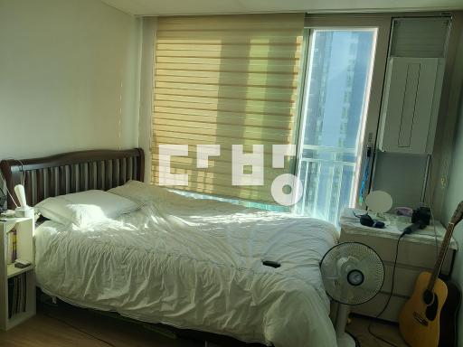 중문, 화장실 바닥타일, 거실 대리석, 알파룸 편백, 루버셔터, 조명 등 - View 5