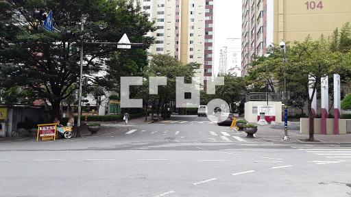 개림초 가까운 동. 동 간격 넓은 동이라 집 밝음. 층간소음 없는 옥상층 - View 2