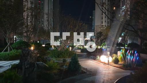 26년 11월 실거주 가능, 전면동, 침실에서 공원 및 전원주택 뻥뷰 - View 3