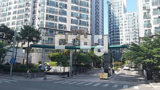 확트인 남향.안방붙박이장.드레스룸.안방베란다.각방베란다보유.등교체. - View 2