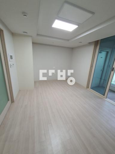 층간 소음 걱정 없는 탑층, 앞 뒤 베란다에 즉시 입주 가능한 집 - View 3