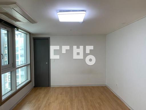 7월31일입주가능,전입신고가능,넓은평수,주차타워 - View 2
