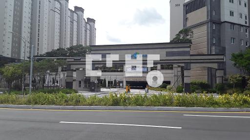 로얄층. 공원이 예쁘게 내려다 보이며, 동간거리 좋아서 일조량 풍부합니다 - View 2
