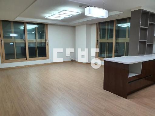 남향 양면창으로 확트인뷰  넓은거실과 수납공간좋은 펜트리장 전월세안고매매 - View 4