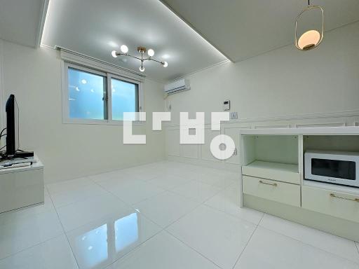 화이트톤 l 깔끔한 거실분리형 l 풀옵션 l 주차가능 l 엘레베이터 - View 4