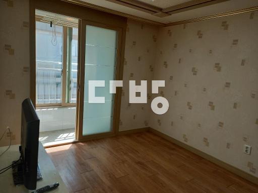 준신축건물의 방과 거실이 넓고 깔끔한 구조 좋은 투룸을 소개합니다. – pohled 4