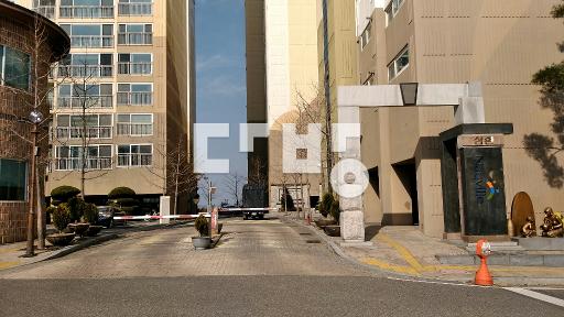 이사항시 가능. 1층이 피로티라 아이들이 맘 놓고 뛰어 놀아도 좋아요. - View 2