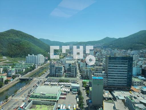 앞동이라 일조량 좋고 뻥뷰. 시에4대.중문.안방붙박이장 옵션. - View 4