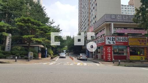 정상입주 올수리됨 거실방확장 융자무 영통역인근위치 교통주차편리 - View 2