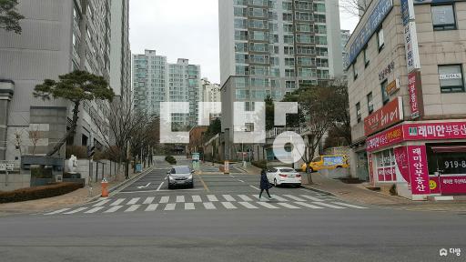 남동향,초품아,앞트인 전망,광폭베란다,9월 협의,단지내 휘트니스 - View 2