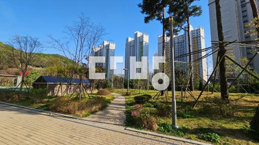 로얄동 확트인뷰,실링팬조명인테리어,빠른입주,공기좋은숲세권아파트 - View 3