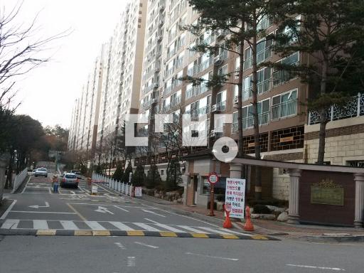 살기편리하고 넓은 구조의 협의정상입주가능.중문설치및탄성코팅등한주인세대매물 - View 2