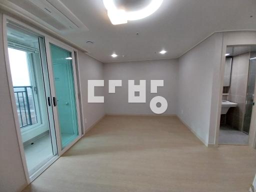 현세대 실사진. 고덕탑인기. 실거주가능. 계절창고있어요. 옵션도다양해요. - View 4
