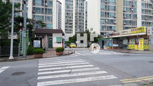 남향,넓은 앞베란다,방2화1거실,도배한지 2년 경과,8월말 입주협의 - View 2
