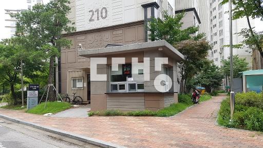 거실.작은방확장으로 넓고 주인거주로 관리잘된1층 - View 2